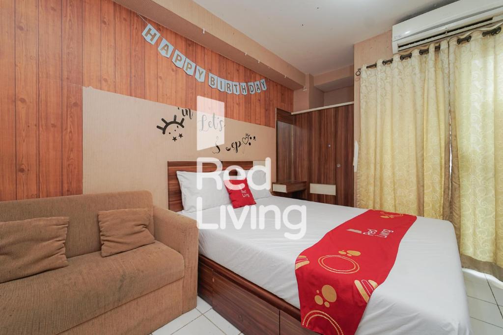 丹格朗的住宿－RedLiving Apartemen Paragon Village Karawaci - Ujang Rooms，一间卧室配有一张床和一张沙发