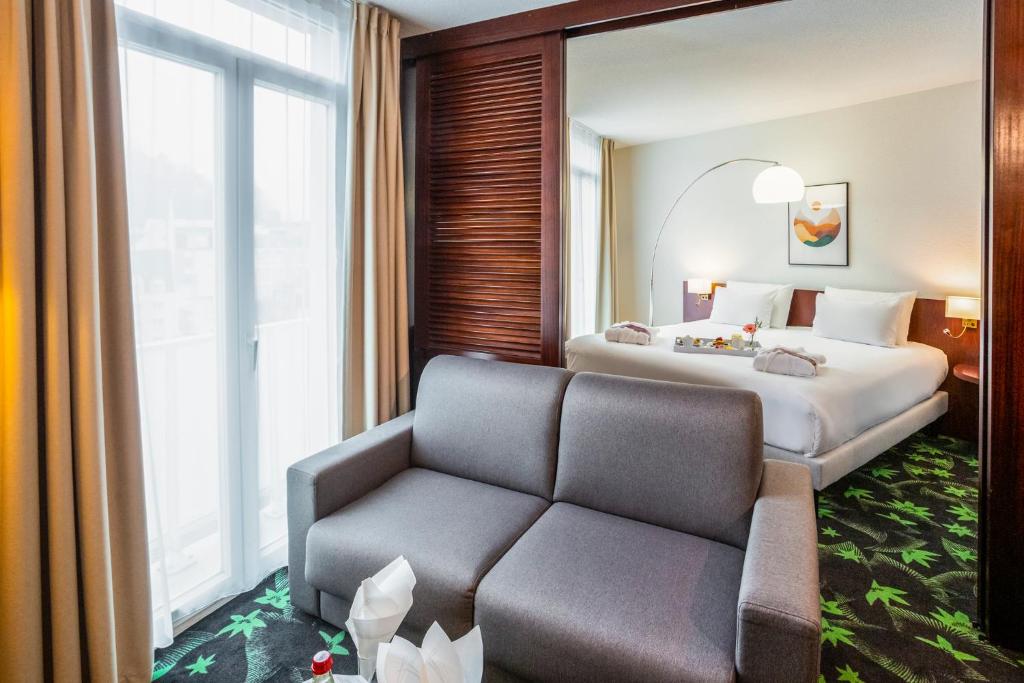 Postel nebo postele na pokoji v ubytování Mercure Lourdes Impérial