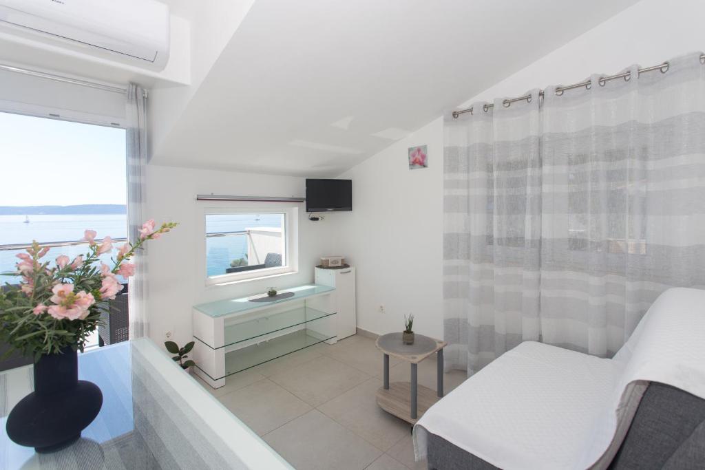 TV a/nebo společenská místnost v ubytování Apartments Bandić - 30 meters to the beach