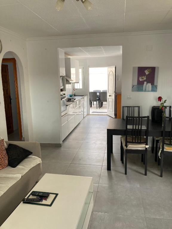 Kuchyň nebo kuchyňský kout v ubytování Detached Extended Lola Villa