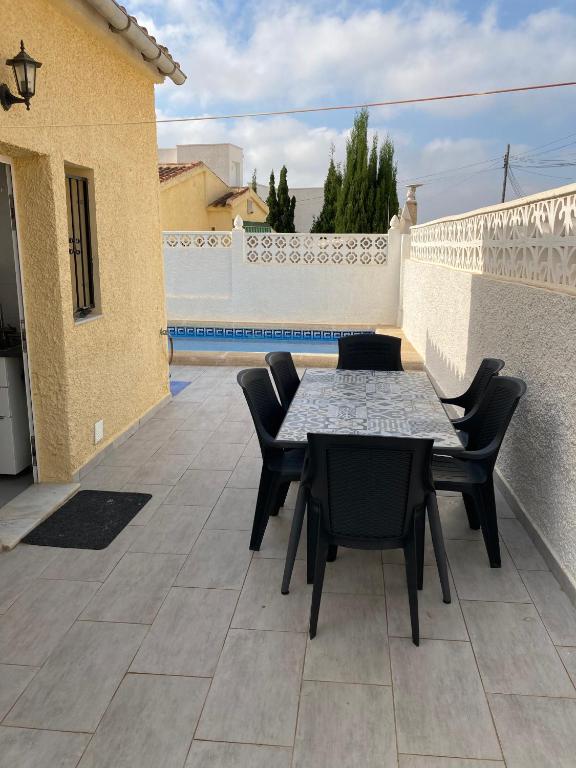 Balkón nebo terasa v ubytování Detached Extended Lola Villa