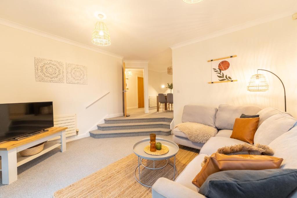 sala de estar con sofá y TV en Harmonious 2Bed Apartment-Suits Contractors en Leeds