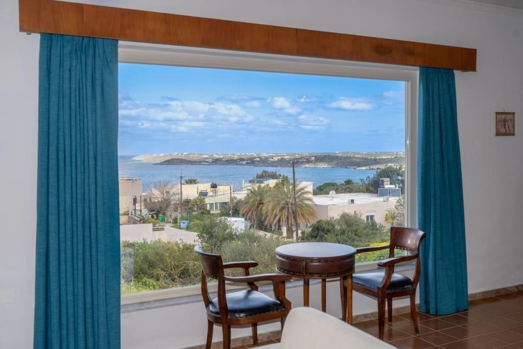 ventana grande con vistas al océano en GLAFKOS HOUSE, en Kalathas