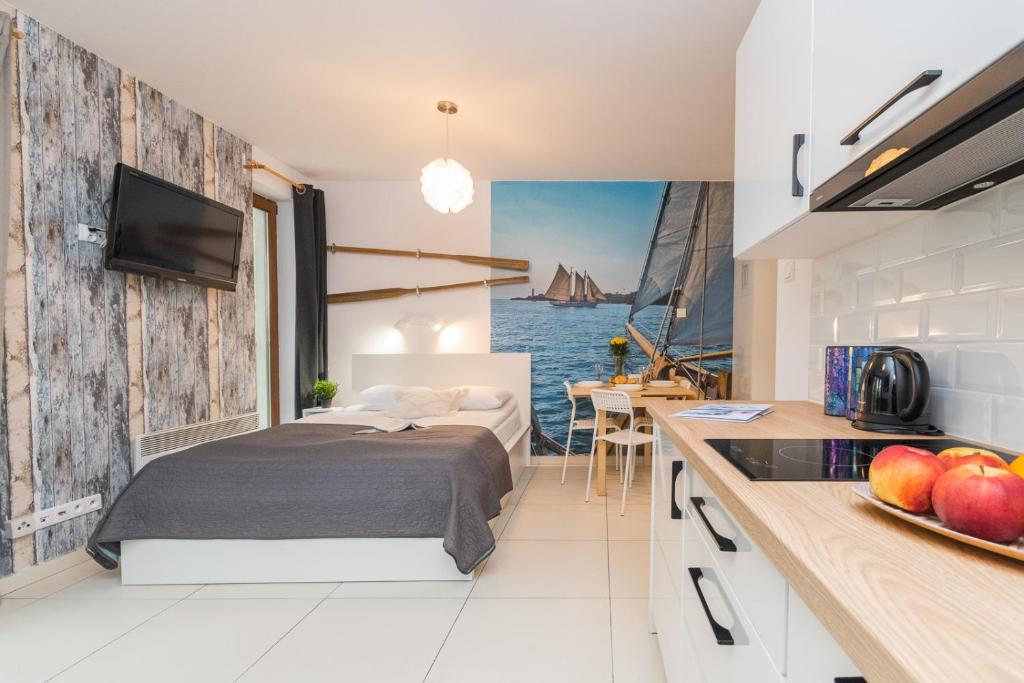 a bedroom with a bed and a view of the ocean at Apartamenty NCNK Baltic Park w Stegnie - 500 m do plaży in Stegna