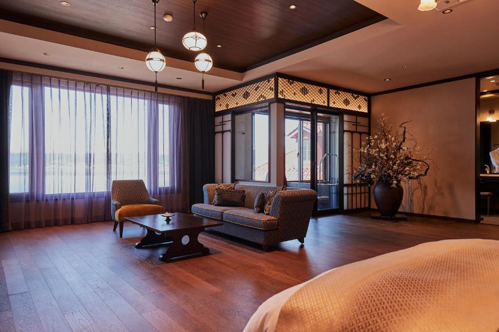 Posezení v ubytování Kamisuwa Onsen Shinyu