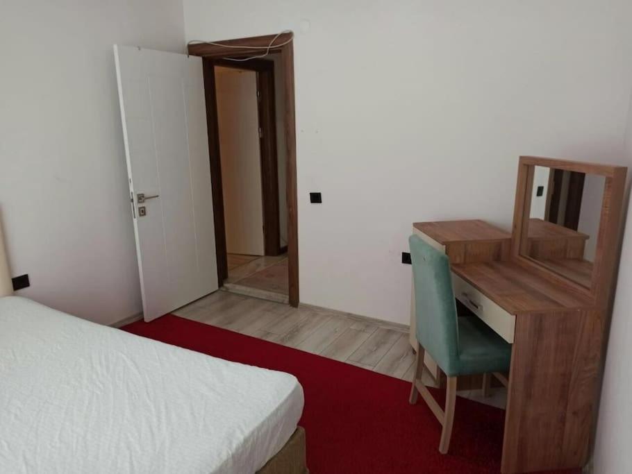 1 dormitorio con escritorio y 1 cama con silla en Home Home en Çavuş