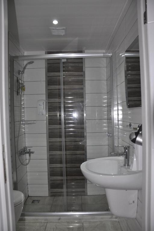 A bathroom at Kar Hotel