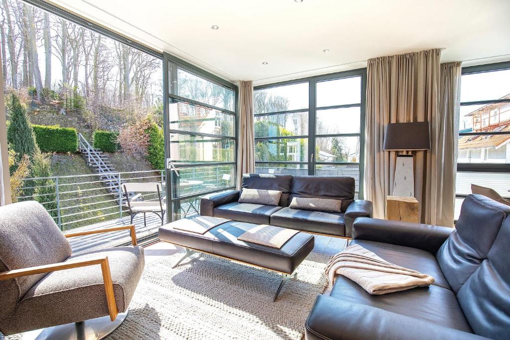 uma sala de estar com sofás e uma grande janela em Villa Paula Strandperle em Ostseebad Sellin