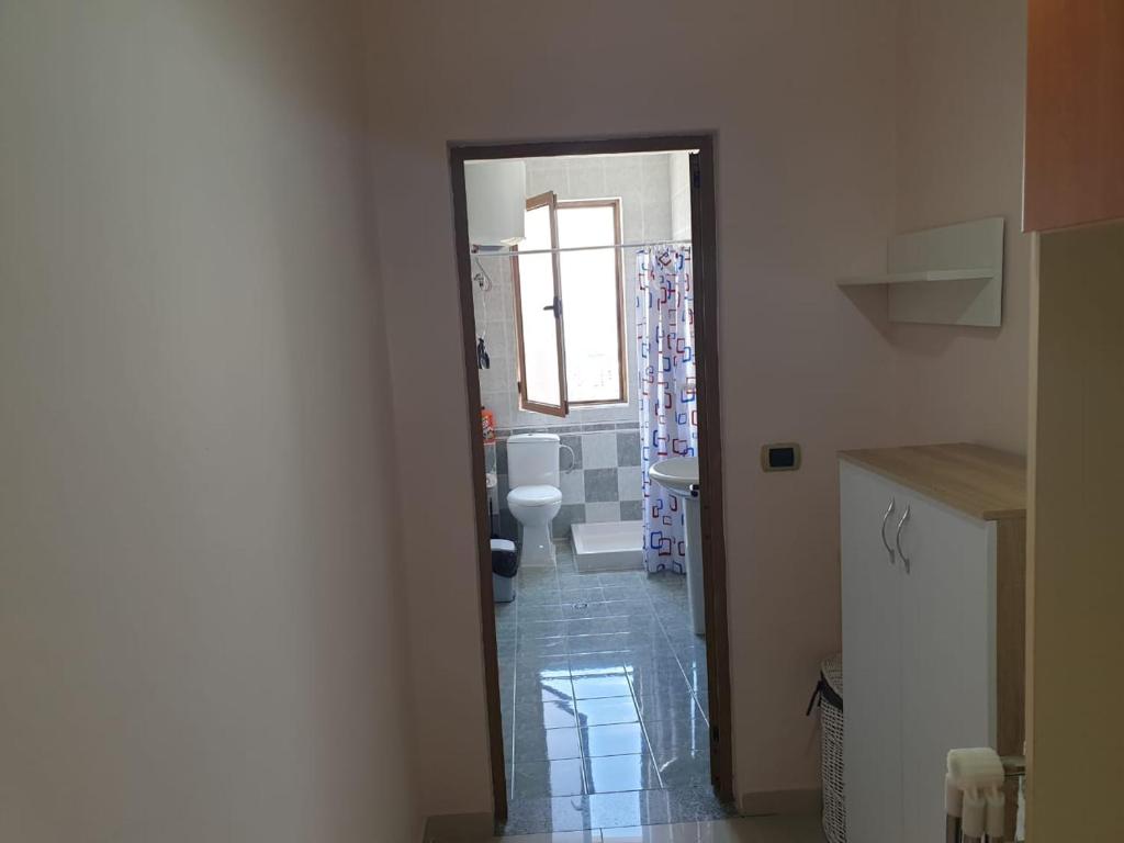een badkamer met een toilet en een wastafel in de kamer bij Jozi Kaiser Apartment 3 in Durrës