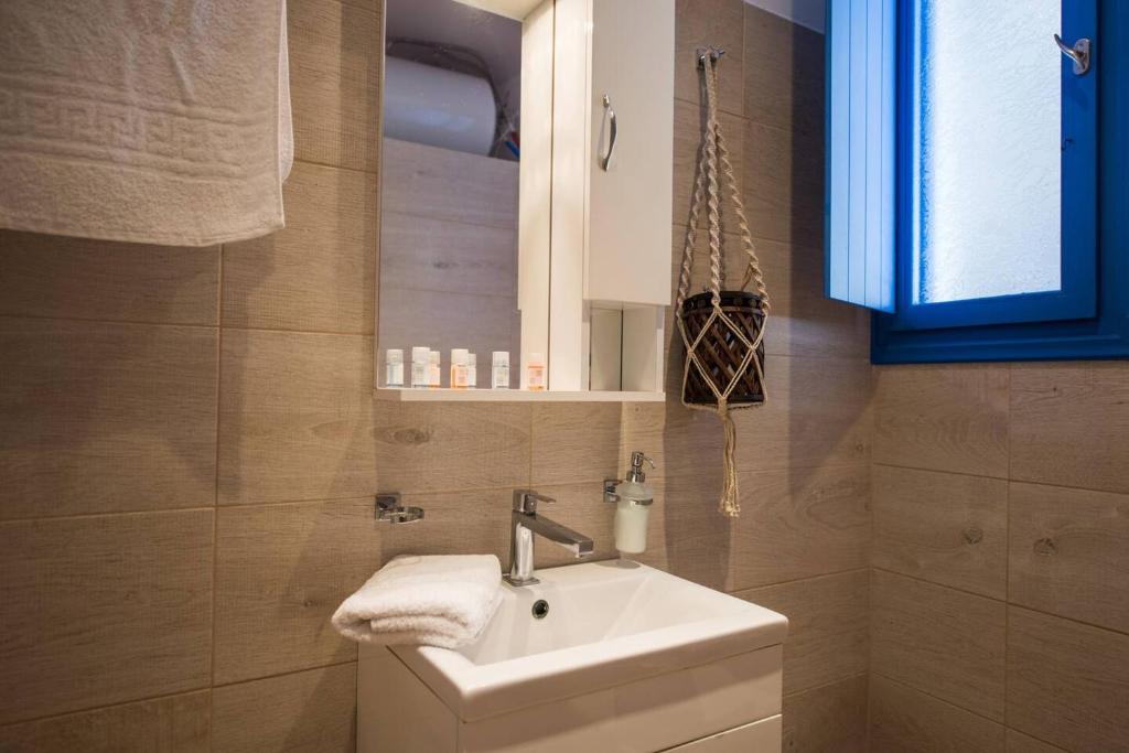 Koupelna v ubytování Santorita Suites