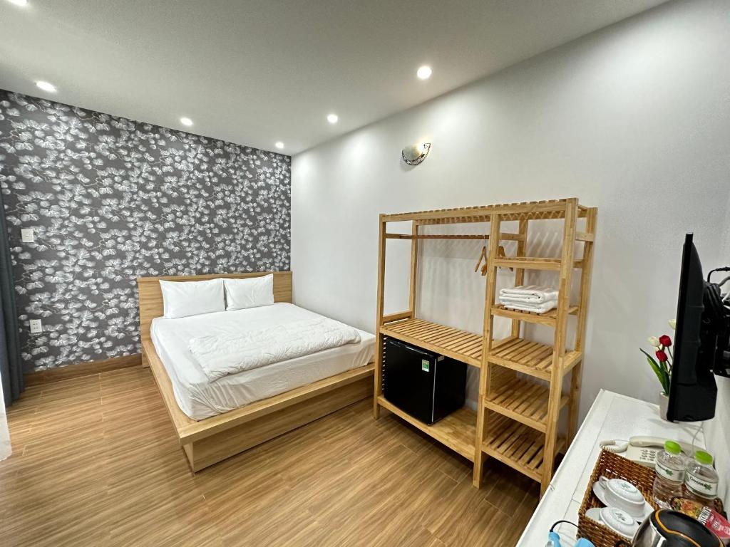 Postel nebo postele na pokoji v ubytování The Land Hotel & Apartment