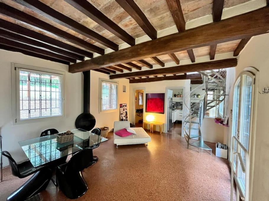 - un salon avec un canapé et une table dans l'établissement Borgo Storico Il Casetto, à Sasso Marconi