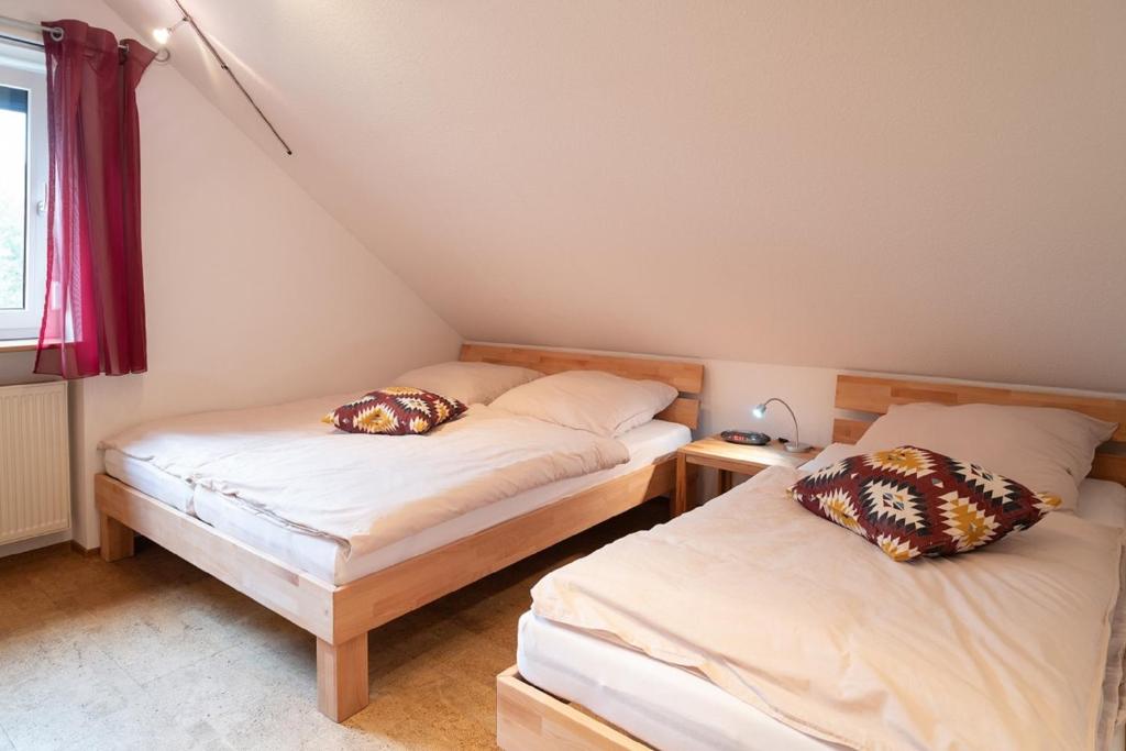 Un pat sau paturi într-o cameră la Ferienwohnung Am Eichholz