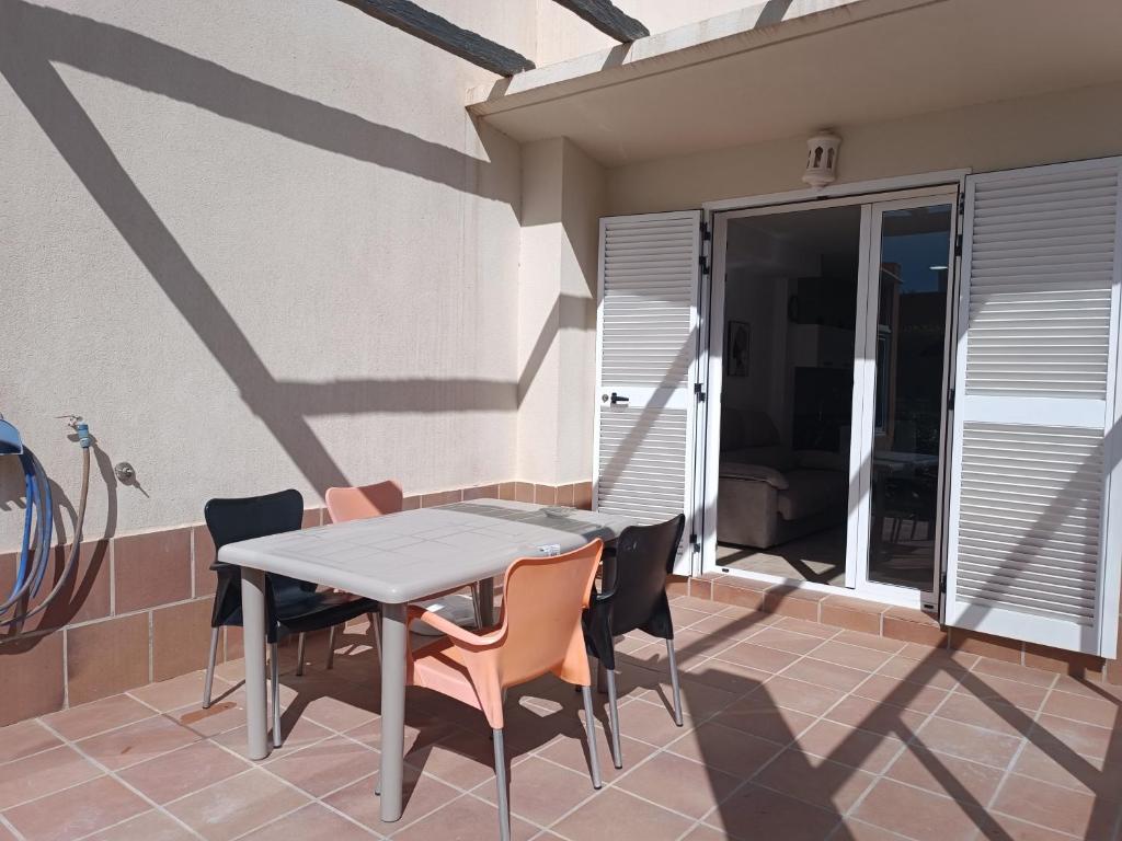 stół i krzesła na patio domu w obiekcie Vera Natura Apartamento Alba w mieście Vera