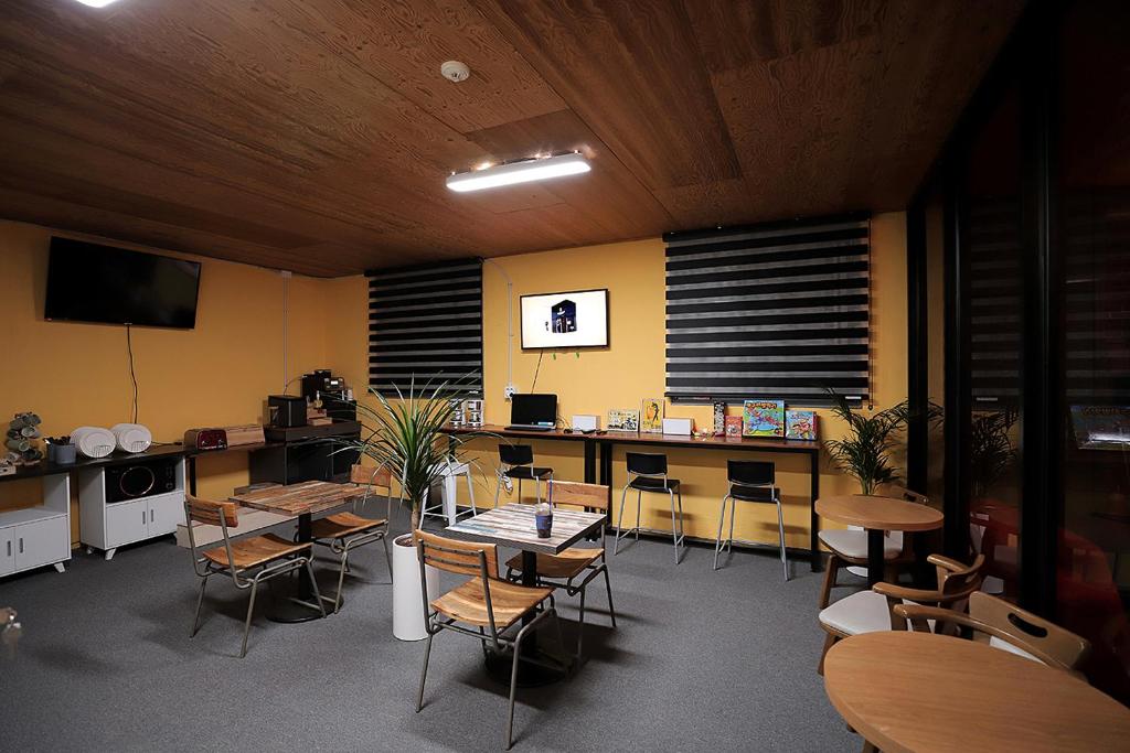 TV a/nebo společenská místnost v ubytování Stay RomanticTrip_Hostel