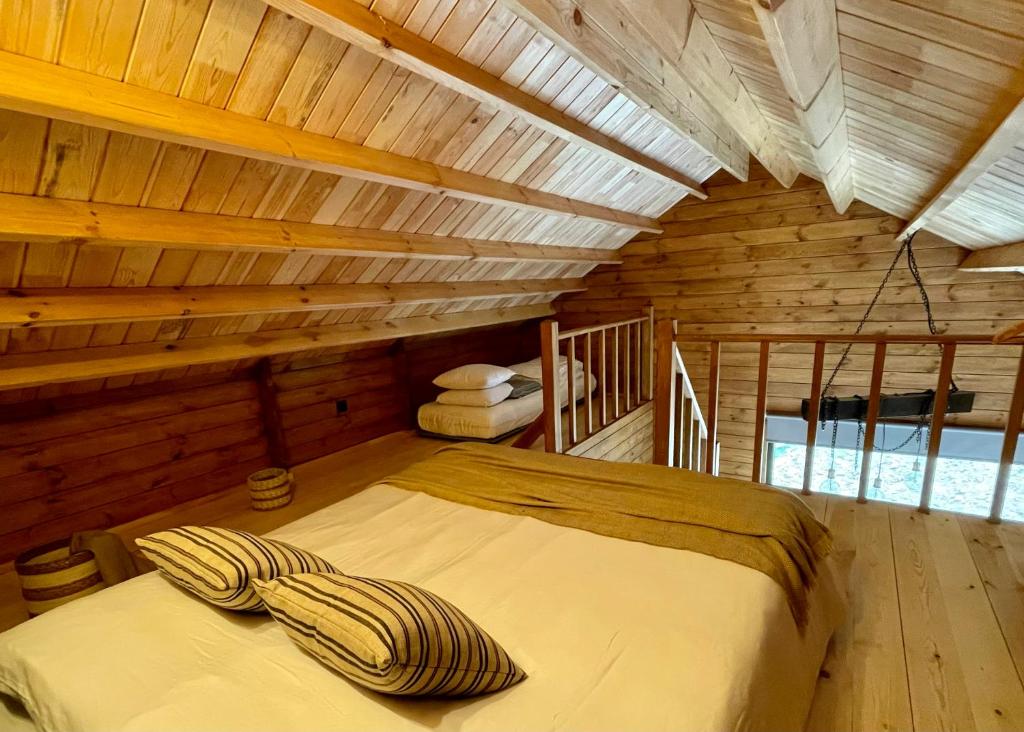 een slaapkamer met een bed in een houten hut bij Mountain Eco Shelter 7 in Funchal