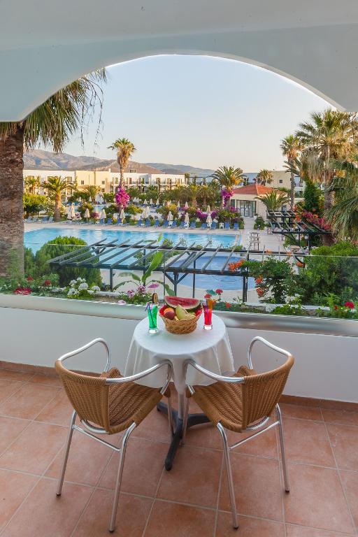 Bazén v ubytování Tigaki Beach Hotel nebo v jeho okolí