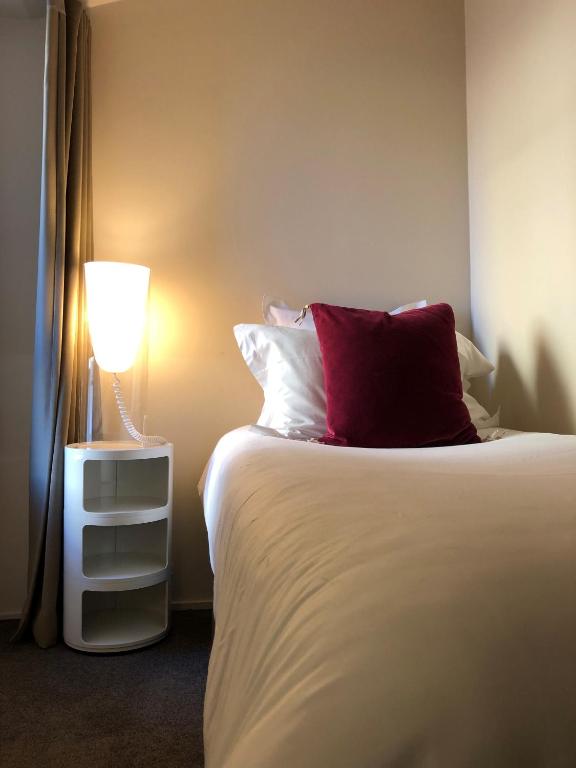 A bed or beds in a room at H&ocirc;tel L&#39;Adresse