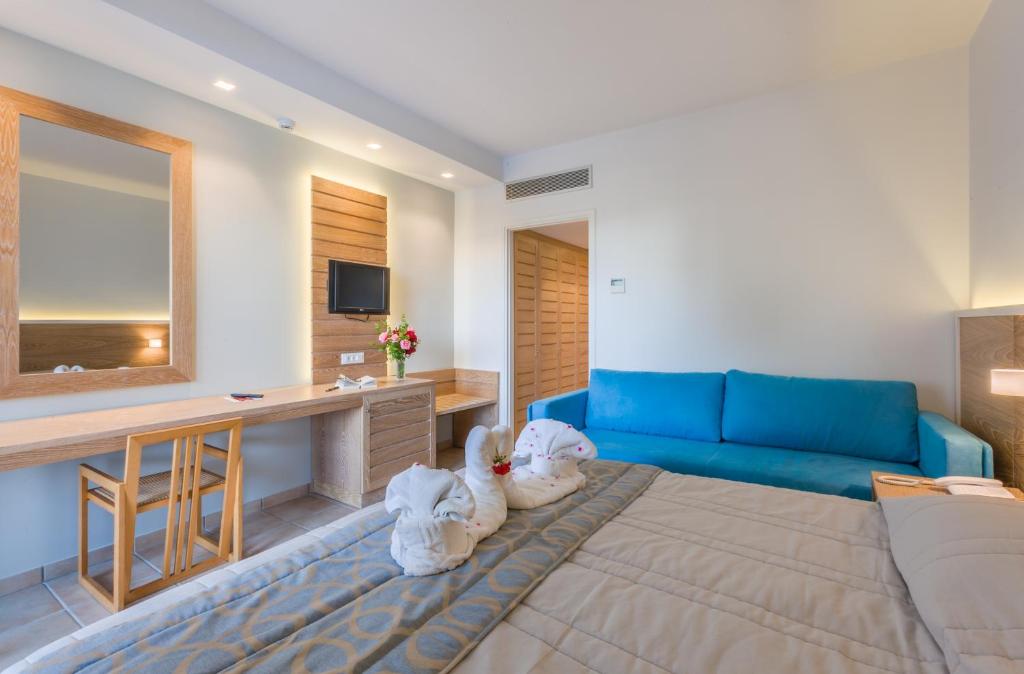 Postel nebo postele na pokoji v ubytování Tigaki Beach Hotel