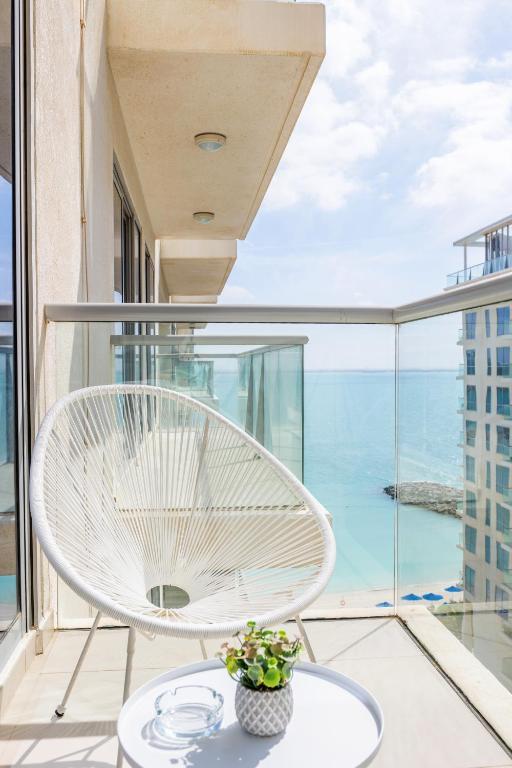 Balkón nebo terasa v ubytování RAKvista Beach Residence- Marjan Island