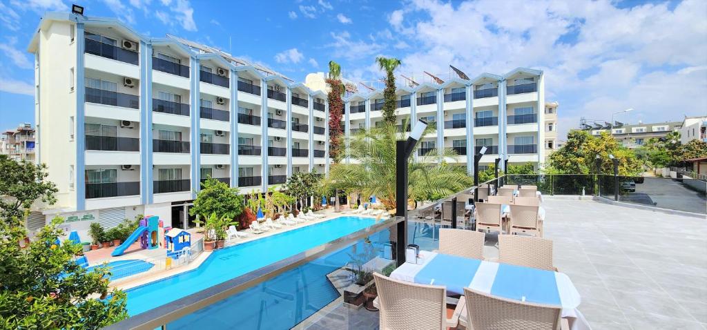 un hôtel avec une piscine et un complexe dans l'établissement Gazipasa Star Otel, à Sidé