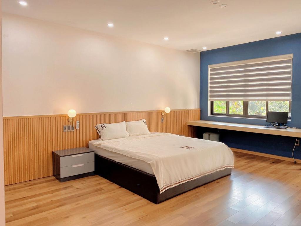 廣義省的住宿－Aurora Homestay Quảng Ngãi，一间卧室设有一张大床和一个窗户。