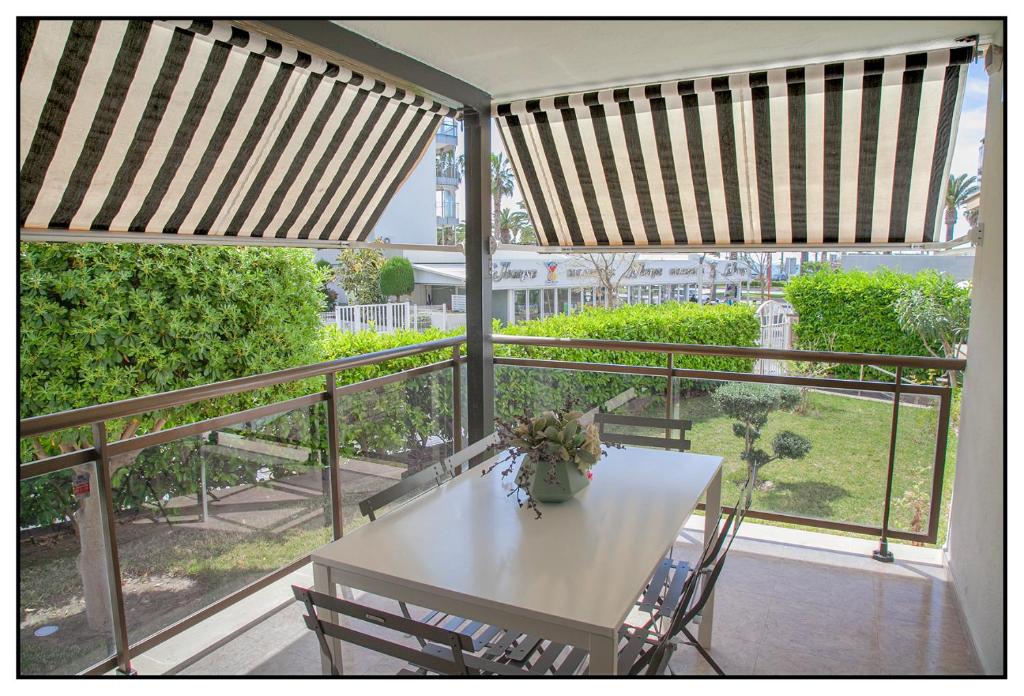 a white table and chairs on a balcony with a view at APARTAMENTO CENTRICO JUNTO AL MAR - WIFI FREE in Salou