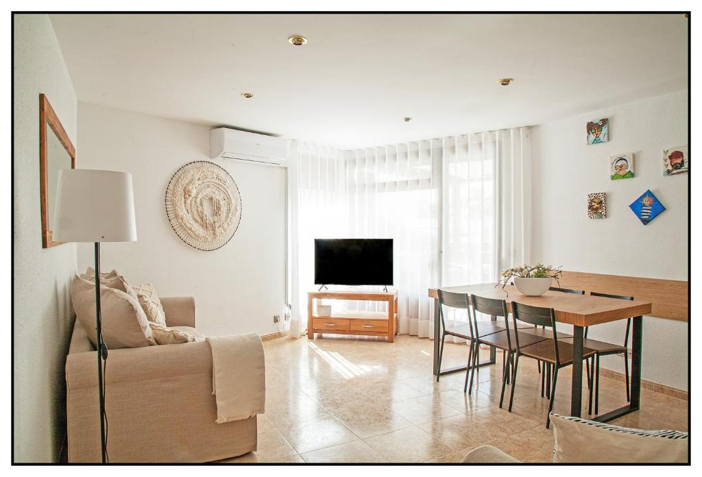 Televízia a/alebo spoločenská miestnosť v ubytovaní APARTAMENTO CENTRICO JUNTO AL MAR - WIFI FREE