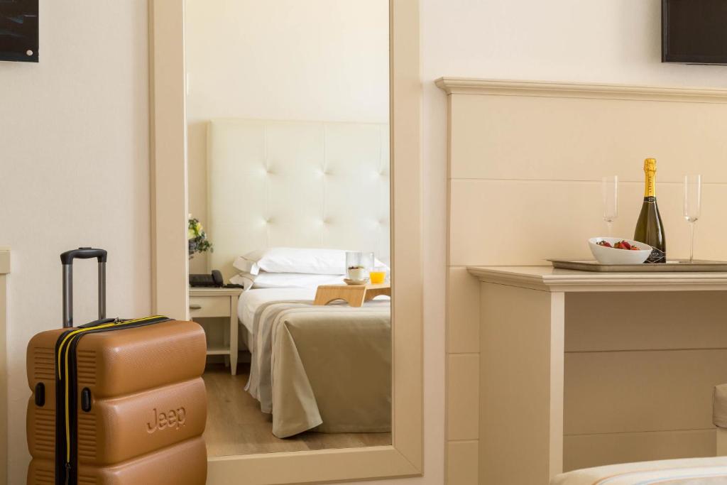 Een bed of bedden in een kamer bij Hotel Catalunya