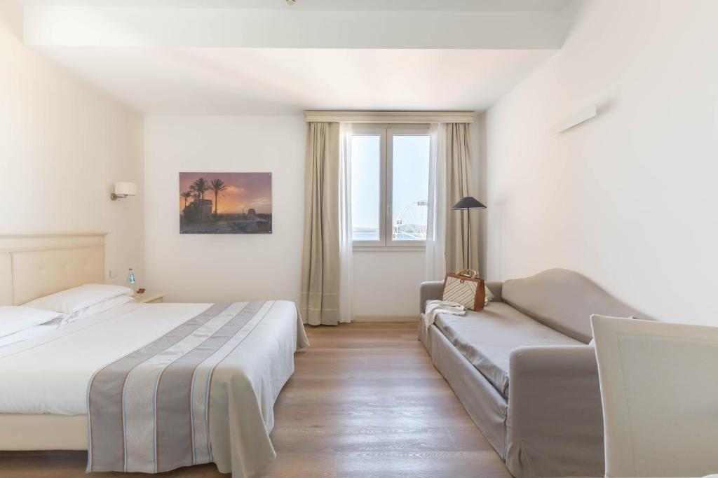 Een bed of bedden in een kamer bij Hotel Catalunya