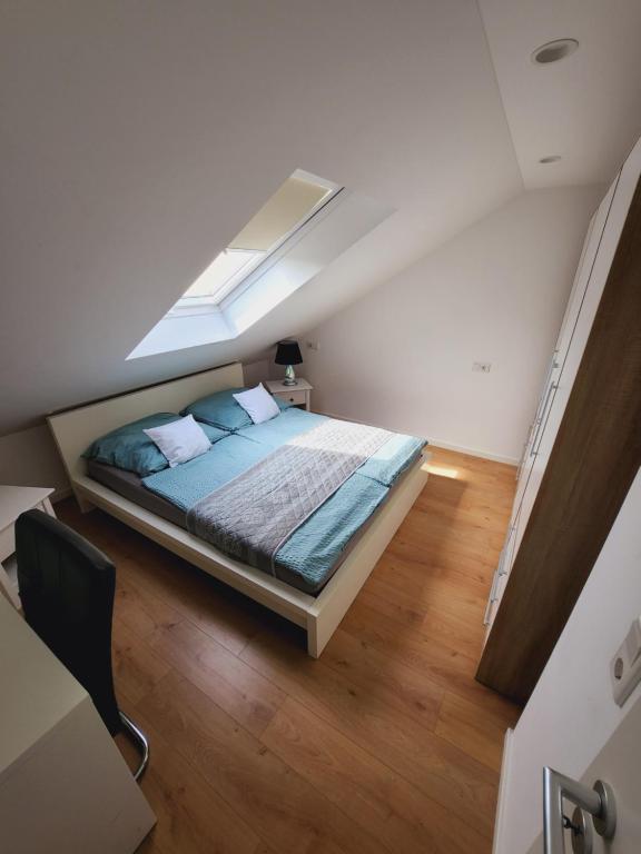 een slaapkamer met een bed en een dakraam bij Apartment Katarina Oberasbach in Oberasbach