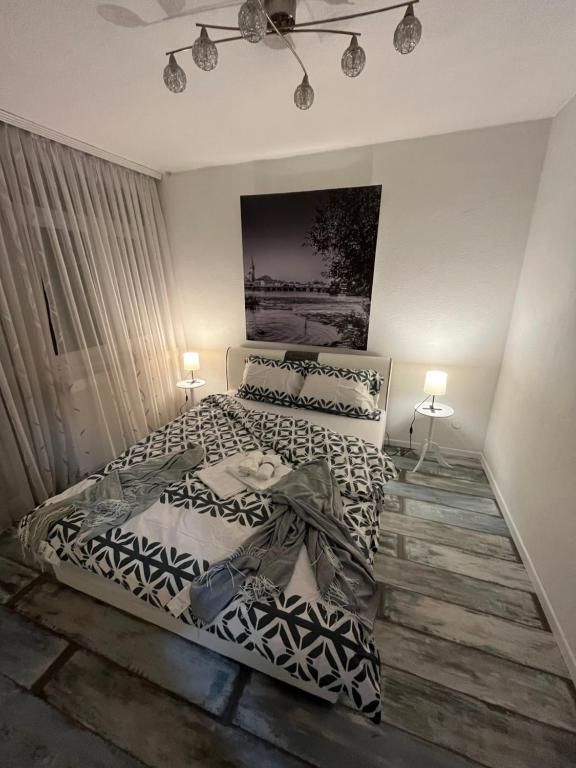 1 dormitorio con 1 cama con 2 lámparas en Apartman Harmani, en Bihać