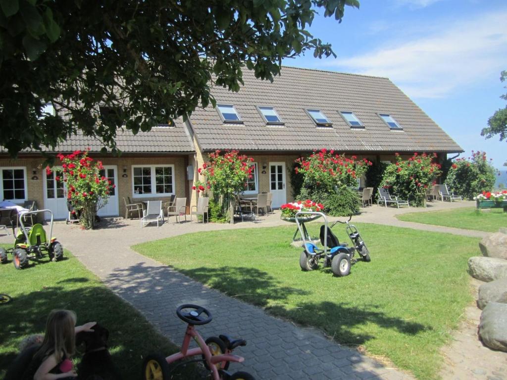 ein Gebäude mit Fahrrädern, die vor einem Hof geparkt sind in der Unterkunft Ferienbauernhof Liesenberg Jagdreihenhaus Fuchs in Fehmarn