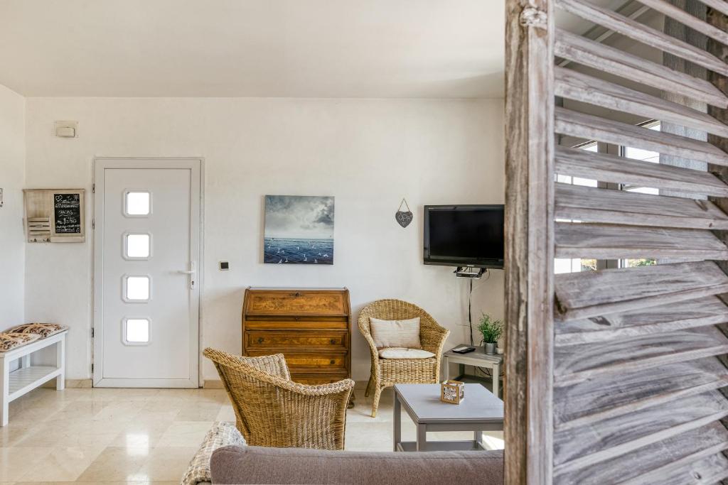 Televízia a/alebo spoločenská miestnosť v ubytovaní Art- Apartamentos Revilla Tacke A