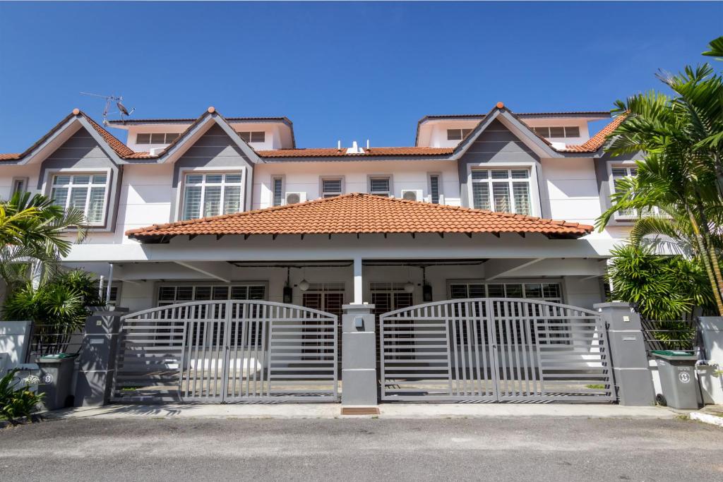 uma casa com um portão em frente em De Harmony Stay em Malaca