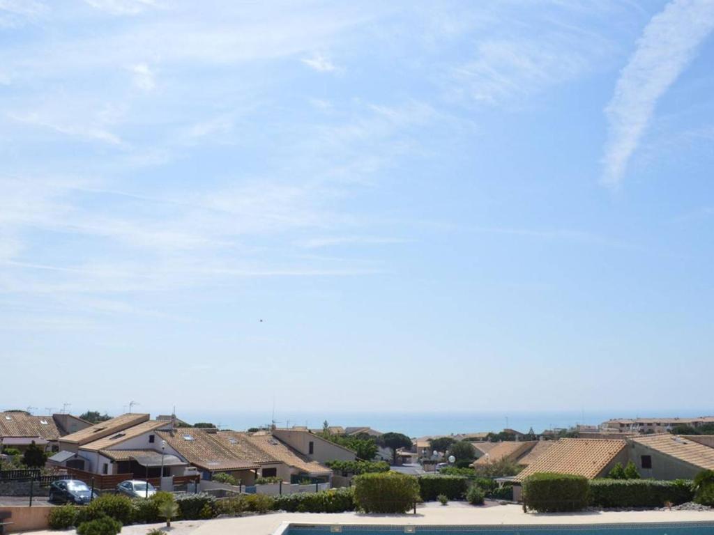 - une vue depuis le balcon d'une maison avec piscine dans l'établissement Appt familial avec piscine, parking à 700m de la plage - FR-1-229D-8, à Saint Pierre La Mer