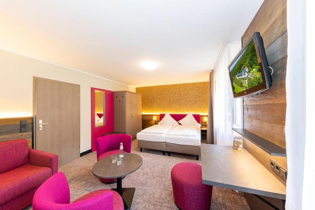 Camera con letto e TV di Hotel Waldmühle a Zella-Mehlis