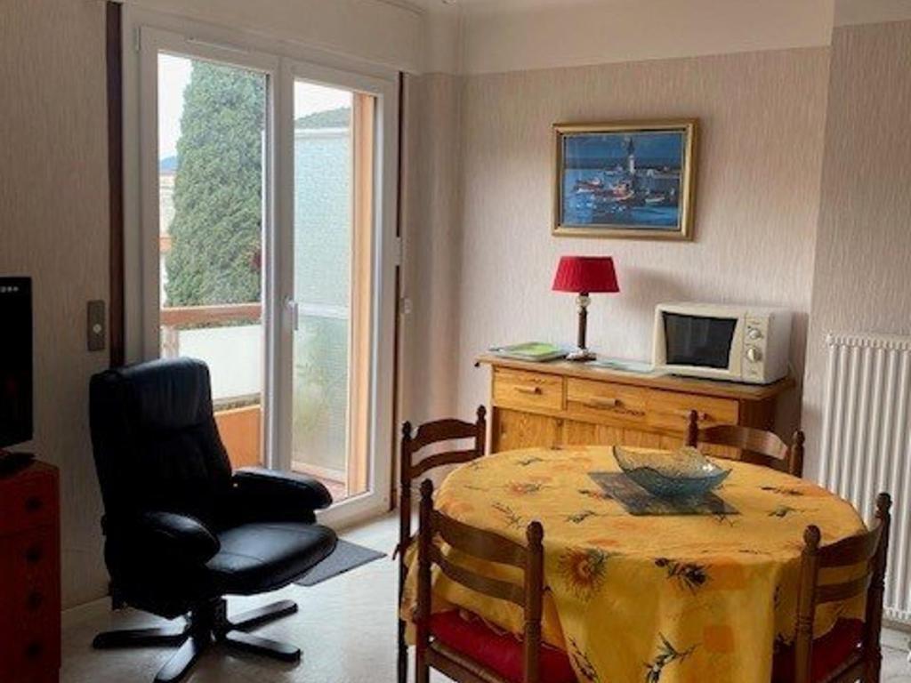 Televízia a/alebo spoločenská miestnosť v ubytovaní Charmant Studio avec Terrasse, Parking et Wifi - Proche Cure et Centre Ville - FR-1-703-74