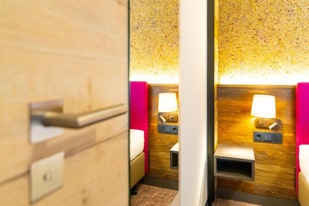 Letto o letti in una camera di Hotel Waldmühle
