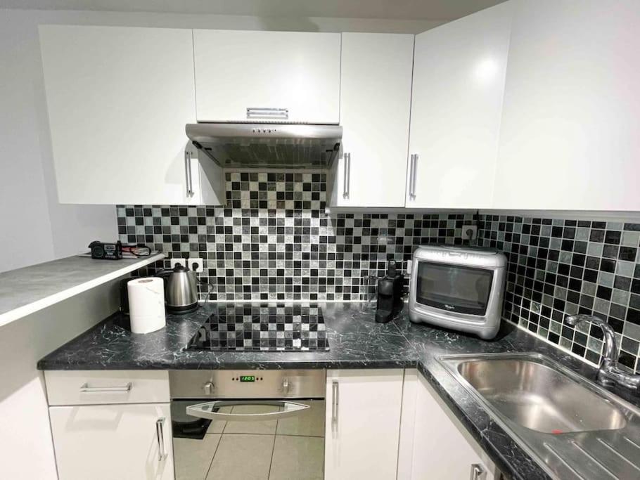 Kuchyňa alebo kuchynka v ubytovaní Modern one bedroom apartment in Cannes