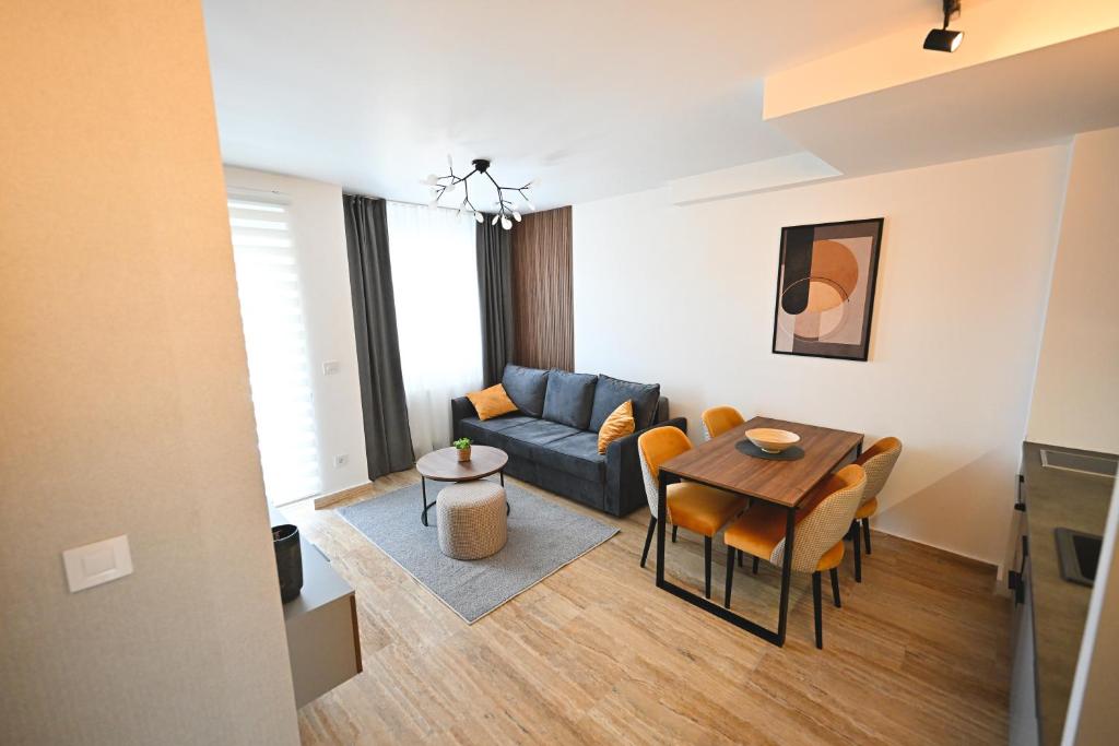 sala de estar con sofá y mesa en Tasa Apartmani en Zlatibor
