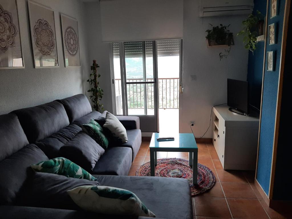 萊魯埃拉的住宿－Peña del Castillo，客厅配有沙发和桌子