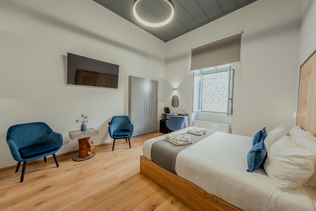 Postel nebo postele na pokoji v ubytování Impero Nafplio Hotel & Suites