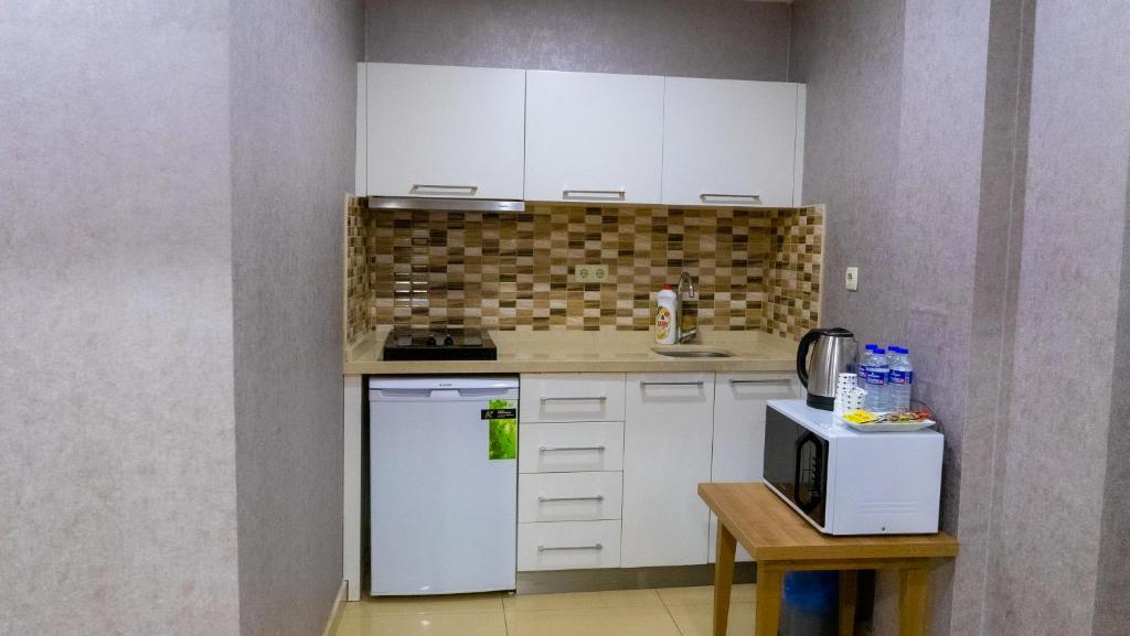 Kuchyň nebo kuchyňský kout v ubytování Bursa Suites Apart Otel