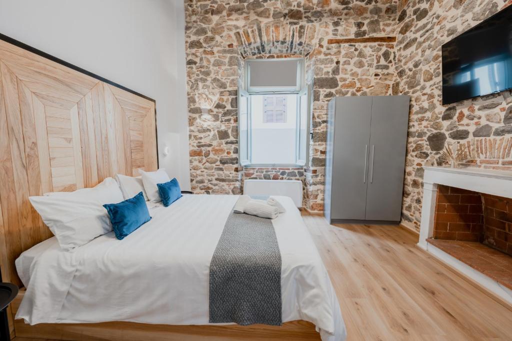 Postel nebo postele na pokoji v ubytování Impero Nafplio Hotel & Suites