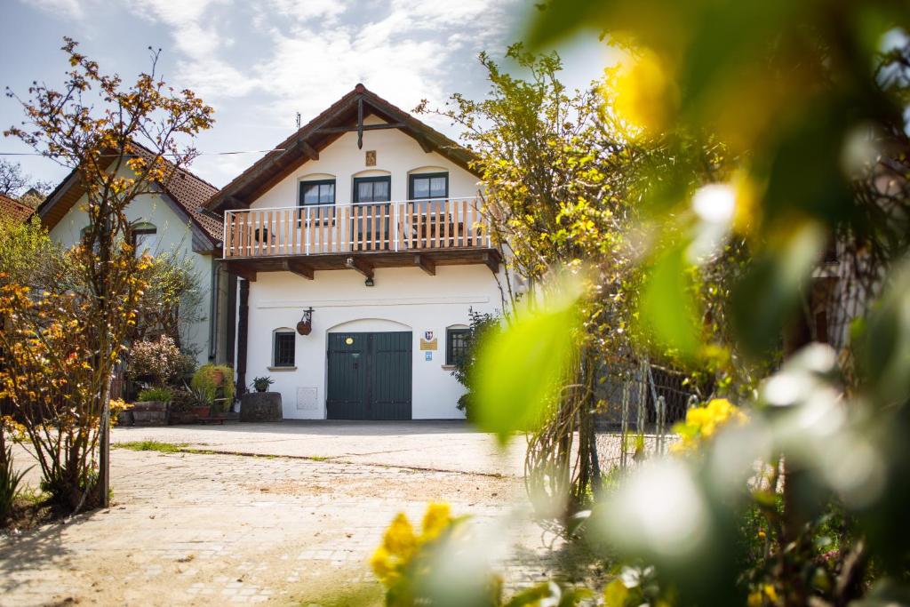 una casa con terraza en la parte delantera en Vinařský apartmán Špalek, en Nový Šaldorf