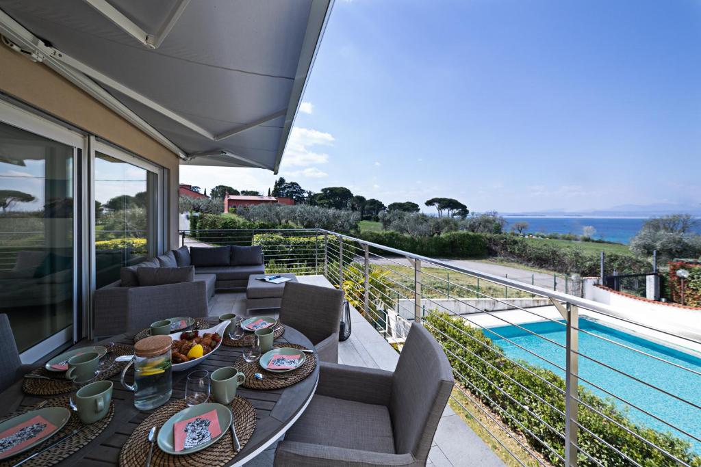 Swimmingpoolen hos eller tæt på VILLA JULIA - Regarda Travel