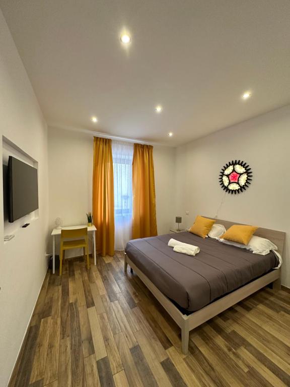 una camera con un letto e una televisione di Gata Galleria Taranto a Taranto