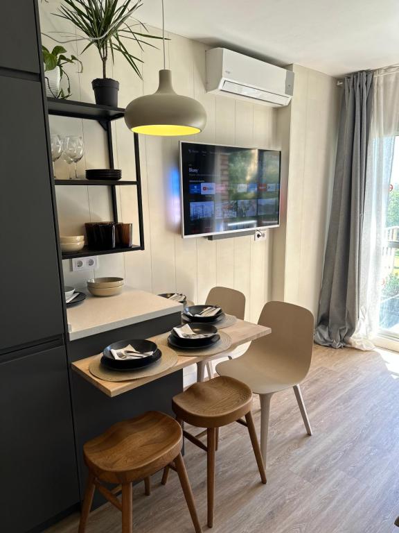 TV a/nebo společenská místnost v ubytování Minerva Estudio Suite LA BIZNAGA , beach and pool BENALMADENA