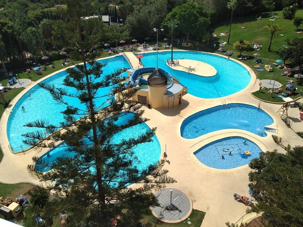 Bazén v ubytování Minerva Estudio Suite LA BIZNAGA , beach and pool BENALMADENA nebo v jeho okolí
